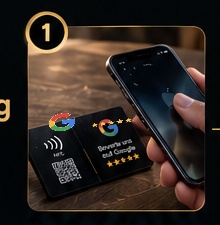 Hand hält ein Smartphone an eine auf einem Tisch angebrachte tap2review Karte